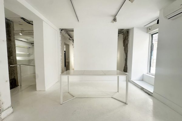 syt-showroom-blanco-industrial-pilares-escaparates-05