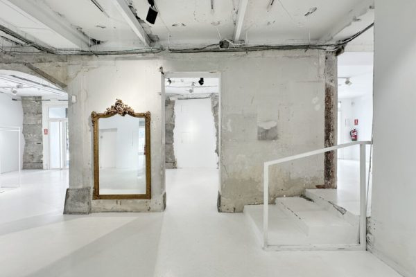 syt-showroom-blanco-industrial-pilares-escaparates-06