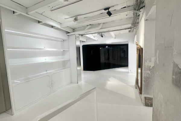 syt-showroom-blanco-industrial-pilares-escaparates-07