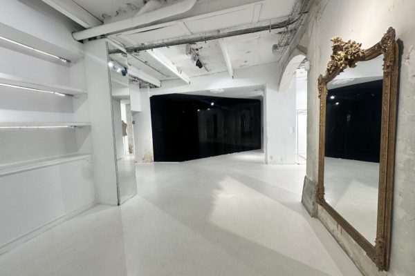 syt-showroom-blanco-industrial-pilares-escaparates-08