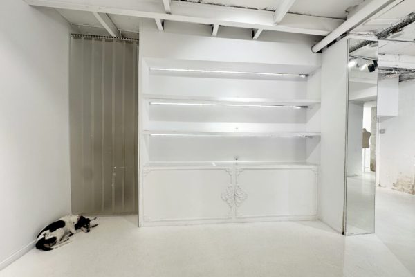 syt-showroom-blanco-industrial-pilares-escaparates-09