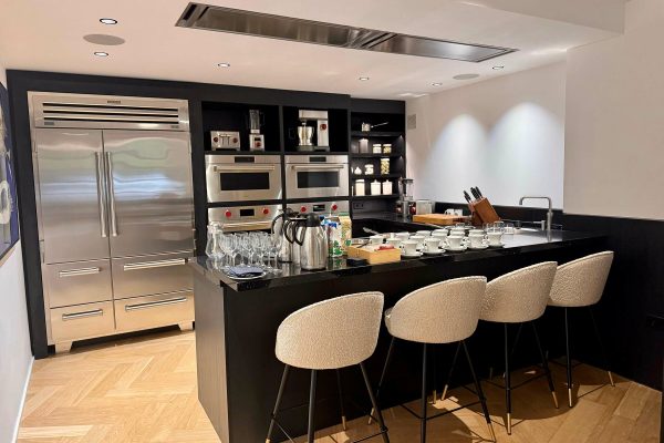 syt-showroom-cocinas-contemporaneas-sala-circular-bodega-03
