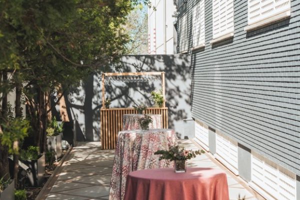 syt-showroom-diafano-madera-columnas-terraza-02