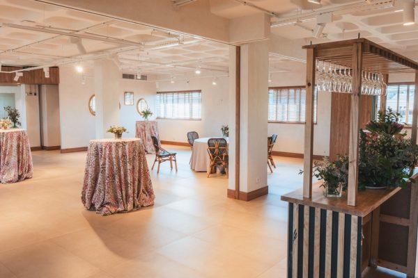 syt-showroom-diafano-madera-columnas-terraza-04
