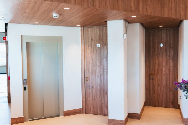 syt-showroom-diafano-madera-columnas-terraza-05