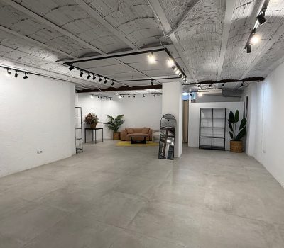 syt-showroom-industrial-entreplanta-escalera-iluminada-01