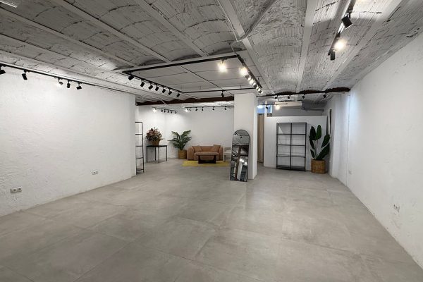 syt-showroom-industrial-entreplanta-escalera-iluminada-01