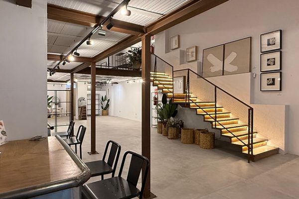 syt-showroom-industrial-entreplanta-escalera-iluminada-02