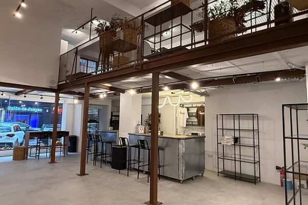 syt-showroom-industrial-entreplanta-escalera-iluminada-03
