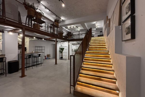 syt-showroom-industrial-entreplanta-escalera-iluminada-04