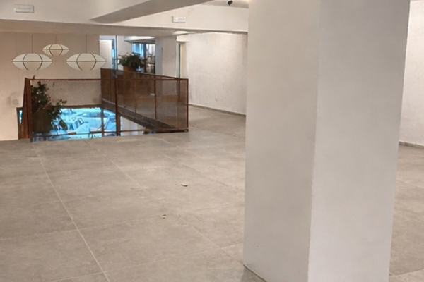 syt-showroom-industrial-entreplanta-escalera-iluminada-05