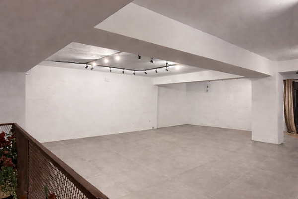 syt-showroom-industrial-entreplanta-escalera-iluminada-06