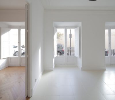 syt-showroom-luminoso-salas-enfiladas-parquet-patio-01