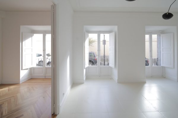 syt-showroom-luminoso-salas-enfiladas-parquet-patio-01
