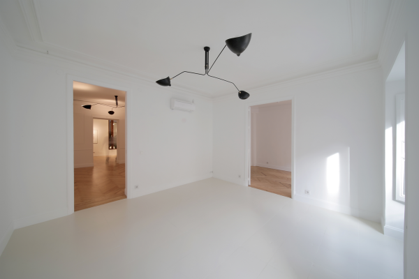 syt-showroom-luminoso-salas-enfiladas-parquet-patio-02