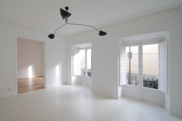 syt-showroom-luminoso-salas-enfiladas-parquet-patio-03