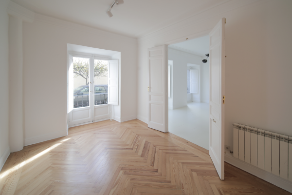 syt-showroom-luminoso-salas-enfiladas-parquet-patio-04