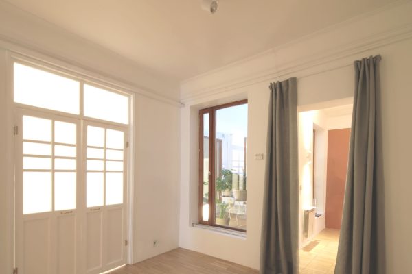 syt-showroom-luminoso-salas-enfiladas-parquet-patio-05