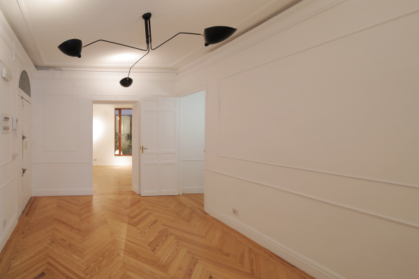 syt-showroom-luminoso-salas-enfiladas-parquet-patio-06