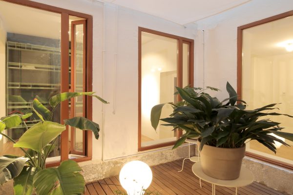 syt-showroom-luminoso-salas-enfiladas-parquet-patio-07