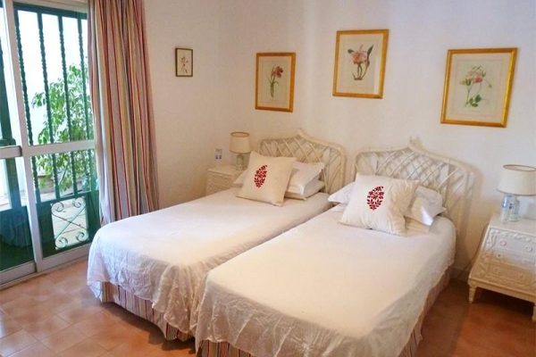 villa-andaluza-pinos-arcos-piscina-tenis-04
