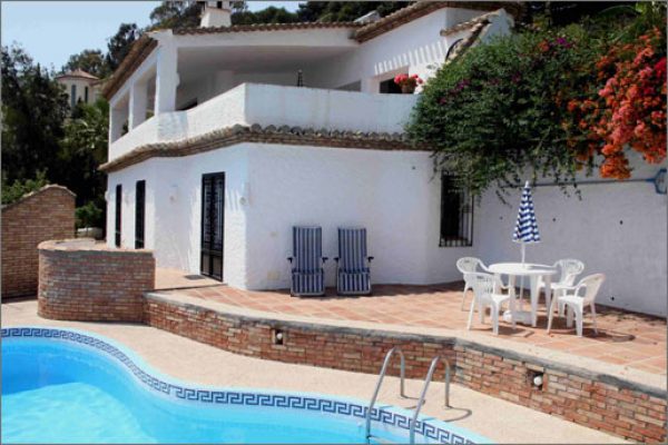 villa-andaluza-vigas-piscina-terrazas-mar-01