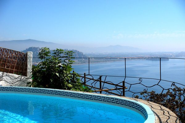 villa-andaluza-vigas-piscina-terrazas-mar-02