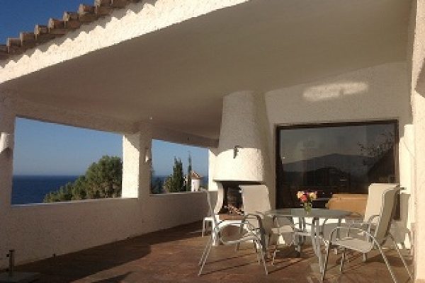 villa-andaluza-vigas-piscina-terrazas-mar-05