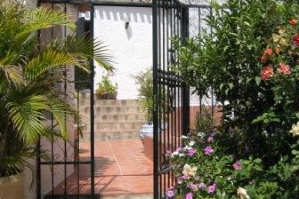 villa-andaluza-vigas-piscina-terrazas-mar-10