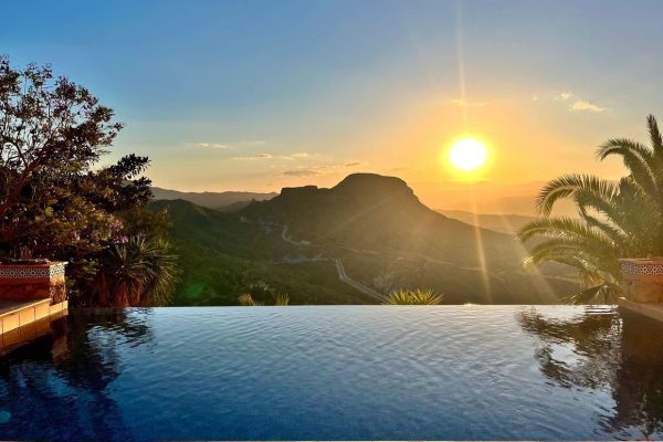 villa-arcos-boveda-piscina-montanas-05