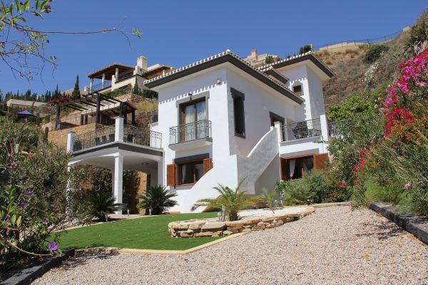villa-escalonada-piscina-balcones-marmol-01