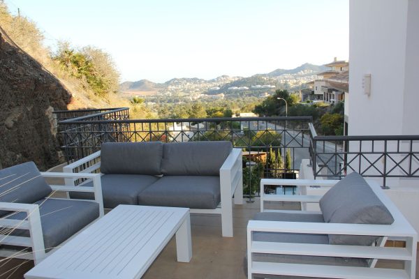 villa-escalonada-piscina-balcones-marmol-03