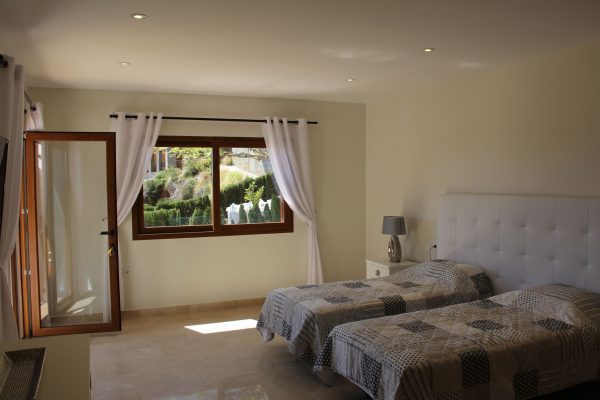 villa-escalonada-piscina-balcones-marmol-05