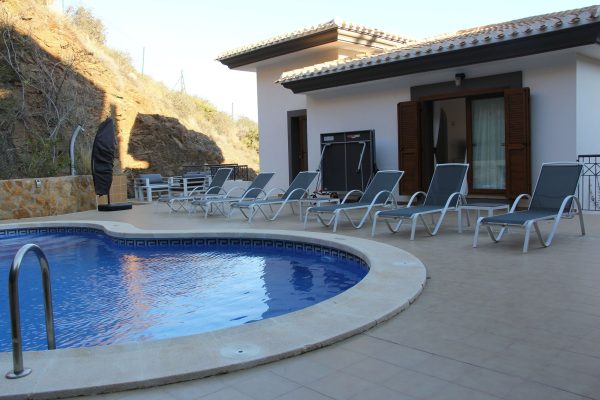 villa-escalonada-piscina-balcones-marmol-09
