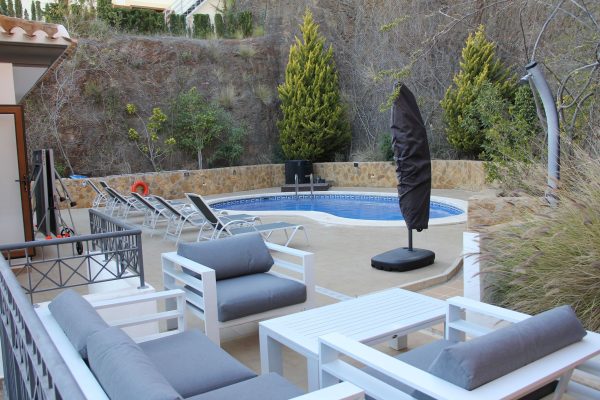 villa-escalonada-piscina-balcones-marmol-10