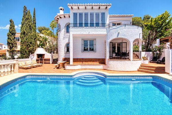 villa-galeria-vigas-arcos-piscina-01