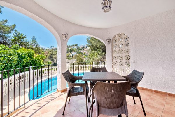 villa-galeria-vigas-arcos-piscina-10