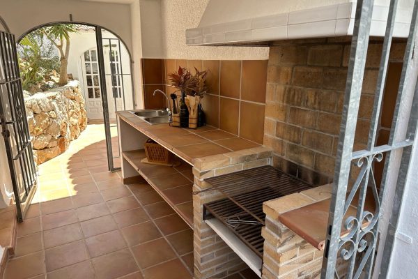villa-galeria-vigas-arcos-piscina-11