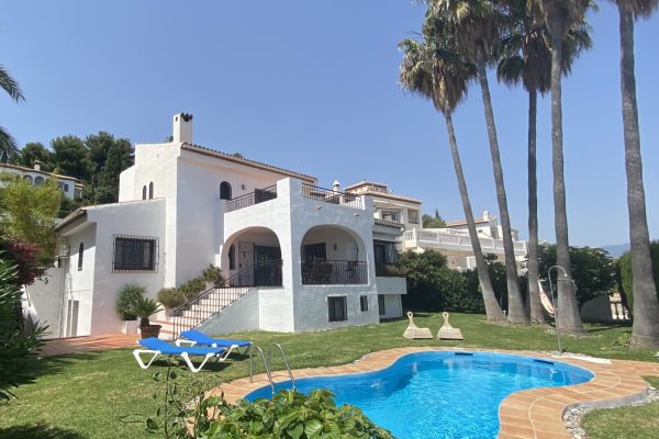 villa-mediterranea-piscina-palmeras-terrazas-mar-01