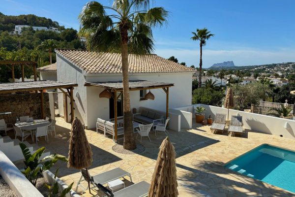 villa-piscina-palmeras-cocina-vistas-01