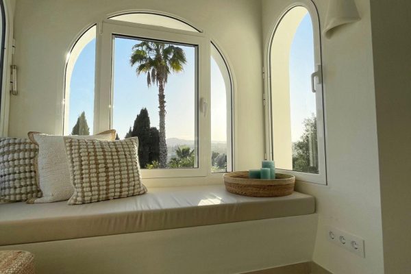 villa-piscina-palmeras-cocina-vistas-03