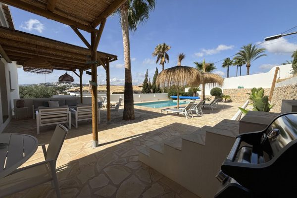 villa-piscina-palmeras-cocina-vistas-09