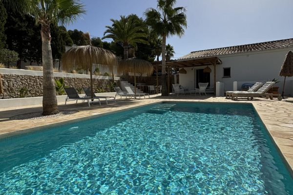 villa-piscina-palmeras-cocina-vistas-10