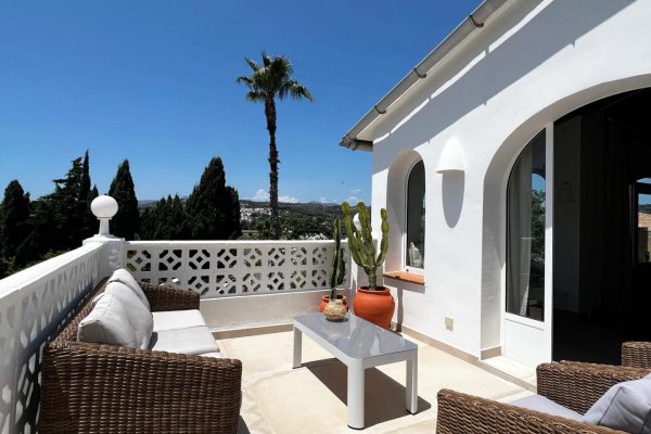 villa-piscina-palmeras-cocina-vistas-11