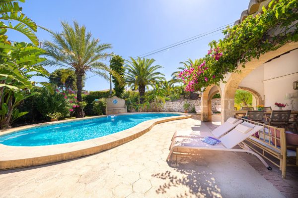 villa-porche-piedra-vigas-piscina-01