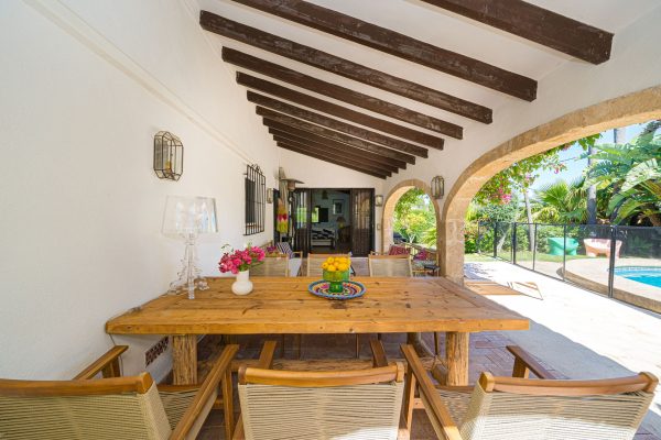 villa-porche-piedra-vigas-piscina-04