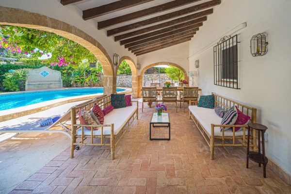 villa-porche-piedra-vigas-piscina-05