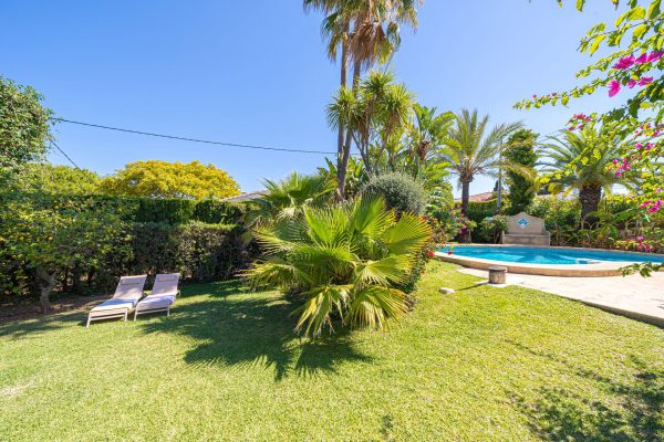 villa-porche-piedra-vigas-piscina-11
