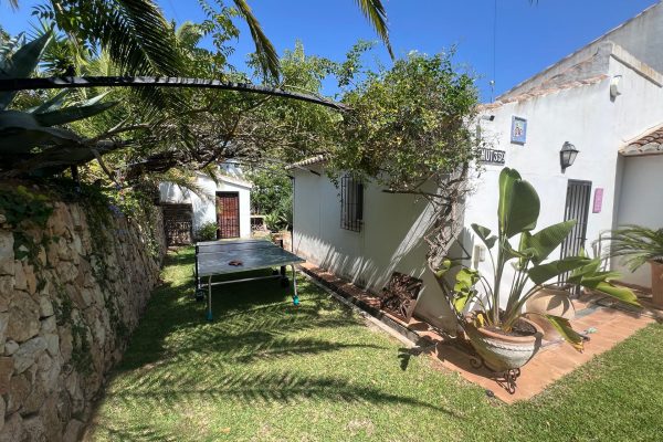 villa-porche-piedra-vigas-piscina-12