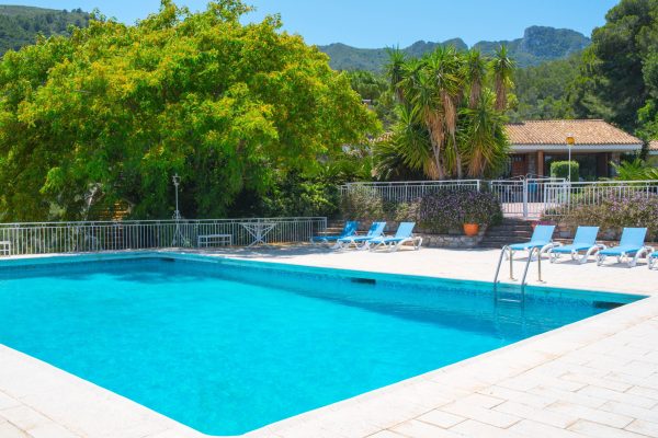 villa-rustica-piedra-torre-piscinas-01
